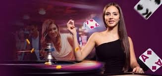 Live Bandar Poker dealer dealing cards on putaran sgp